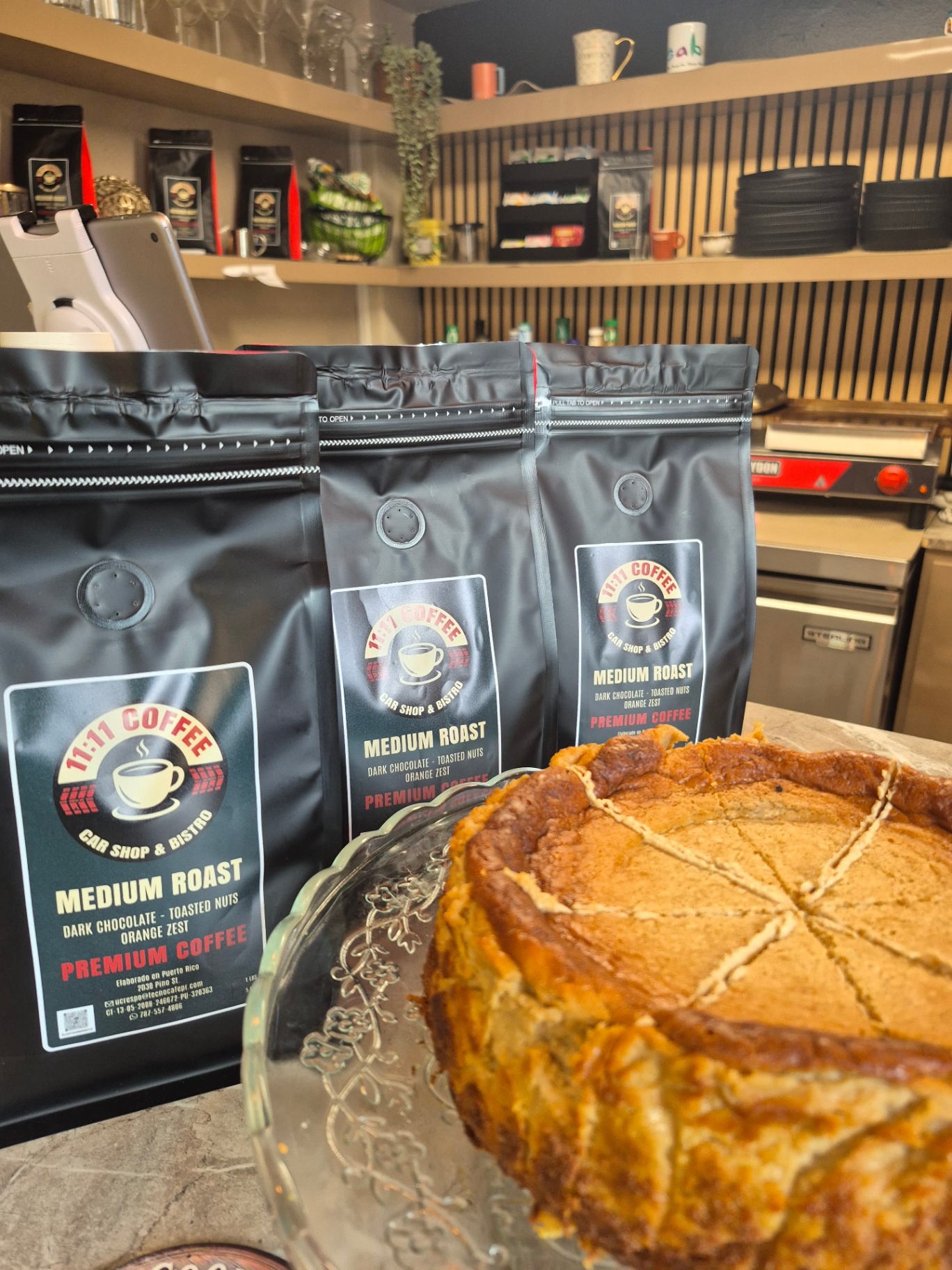 Café 11:11 Premium tostado en Puerto Rico junto a nuestro cheesecake artesanal
